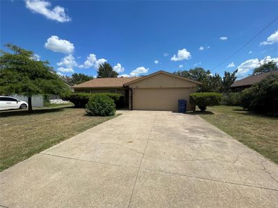 621 Owens Drive, House other with 3 bedrooms, 2 bathrooms and null parking in Crowley TX | Image 2