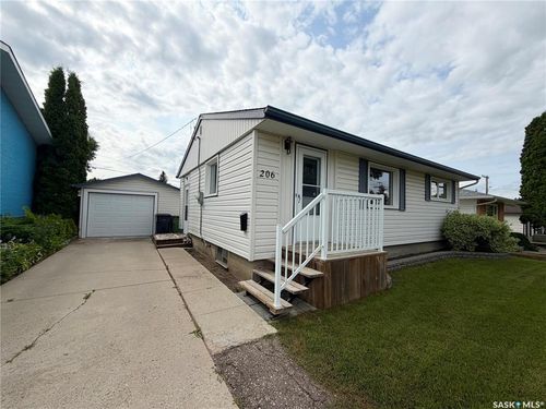206 Third Ave S, House with 2 bedrooms, 1 bathrooms and 3 parking in Yorkton SK | Card Image