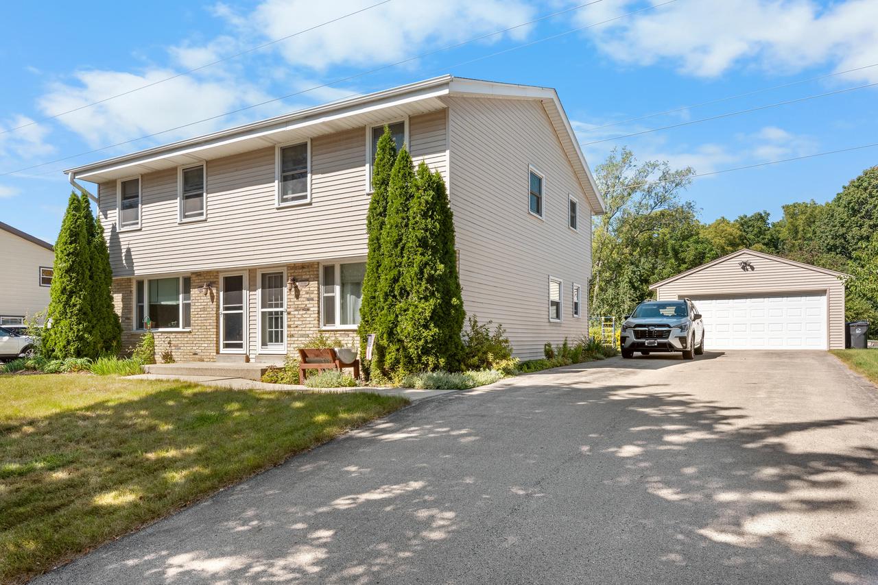 Blackhawk Trl, Waukesha, WI 53186