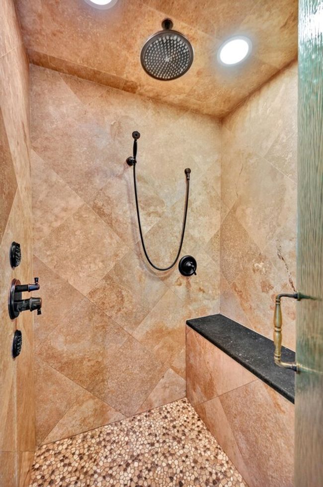 565 Lost Hunters Cyn, House other with 5 bedrooms, 5 bathrooms and 3 parking in China Spring TX | Image 28