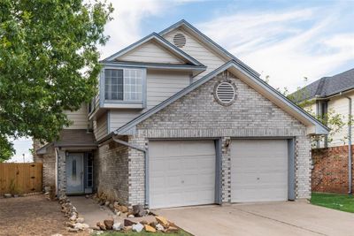 Front facade with a garage | Image 1