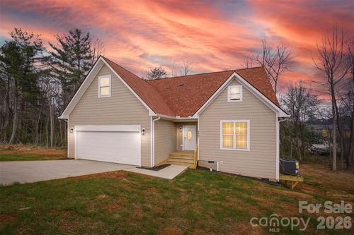 9067 Mccray Farms Dr, Hickory, NC, 28601-7348 | Card Image