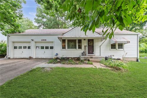 1306 Ne 56th Ter, Gladstone, MO, 64118-5434 | Card Image
