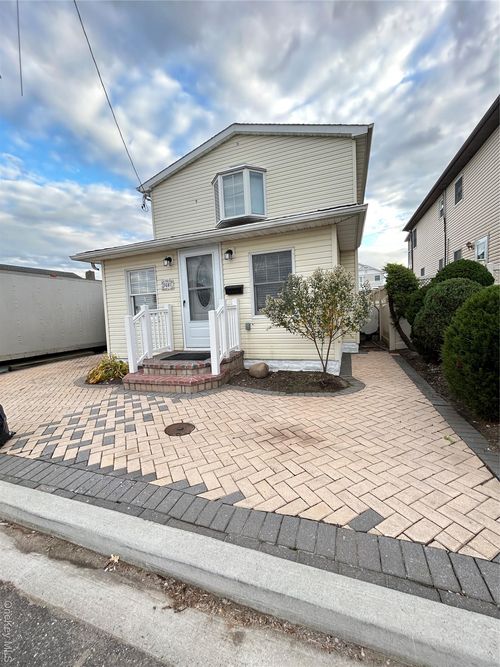 3680 Naomi St, Seaford, NY, 11783-3407 | Card Image