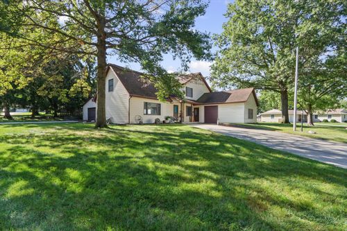 1801 Lake Shore Dr, Mahomet, IL, 61853-9320 | Card Image