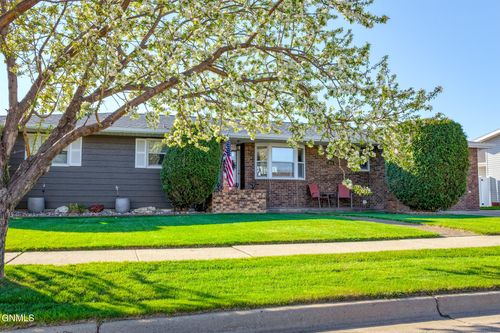 1816 Crest Street, Williston, ND, 58801 | Card Image
