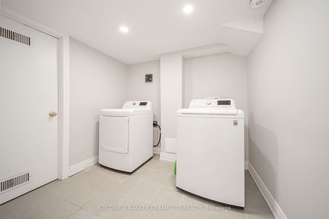 60 Capistro St, House other with 8 bedrooms, 5 bathrooms and 4 parking in Brampton ON | Image 37