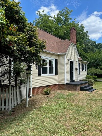 401 Banks Street, House other with 3 bedrooms, 1 bathrooms and null parking in Graham NC | Image 2