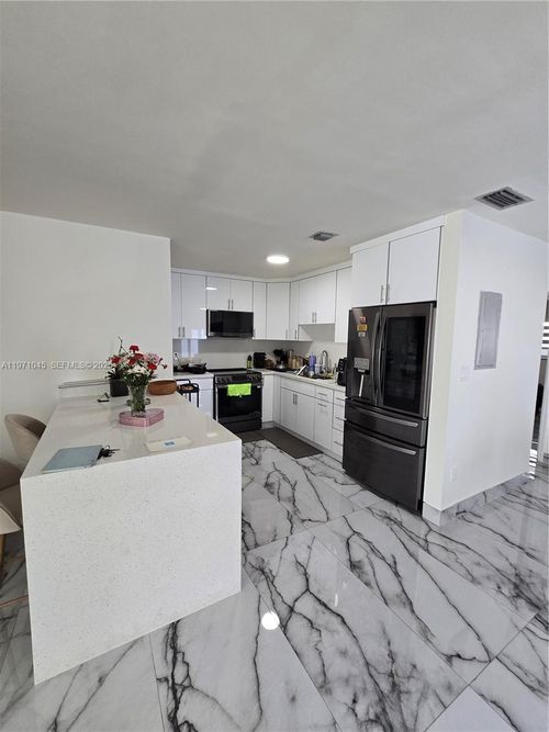 869 W 37th St, Hialeah, FL, 33012-5167 | Card Image