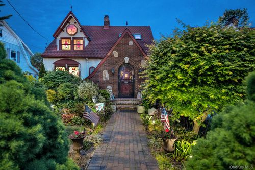 31 Roosevelt Ave, Hicksville, NY, 11801-5149 | Card Image
