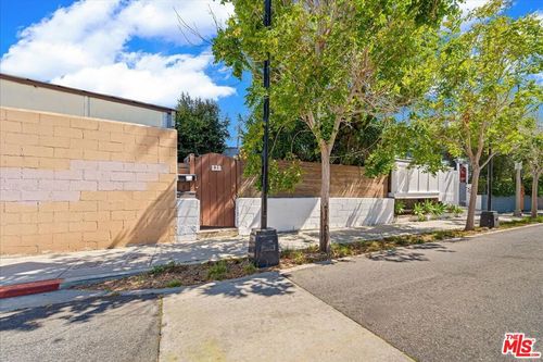 810 Navy Street, Santa Monica, CA, 90405 | Card Image