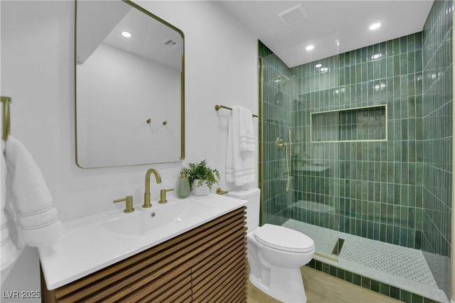 Downstairs bath | Image 89