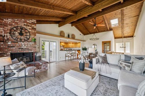 471 Ridgeview Dr, Pleasant Hill, CA, 94523-1027 | Card Image