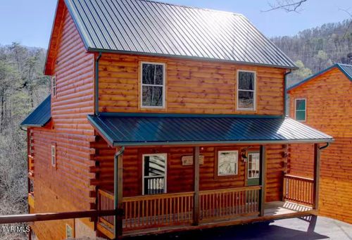 817 String Run Way, Pigeon Forge, TN, 37863 | Card Image