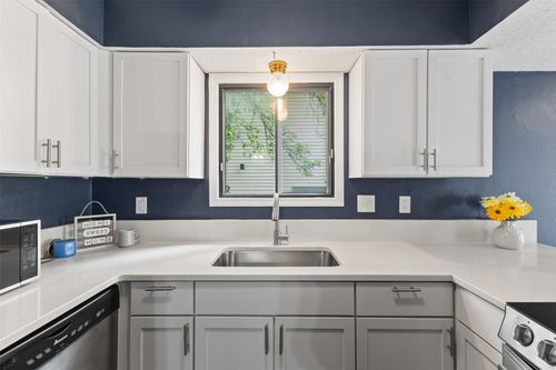 1913 E Bell Ave, Des Moines, IA, 50320-1274 | Card Image