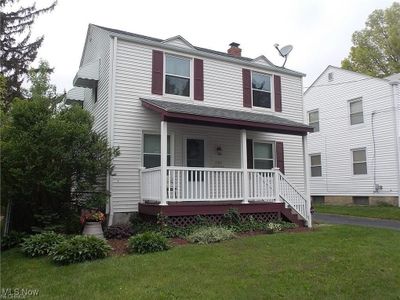 View of front facade featuring covered porch and a front yard | Image 1