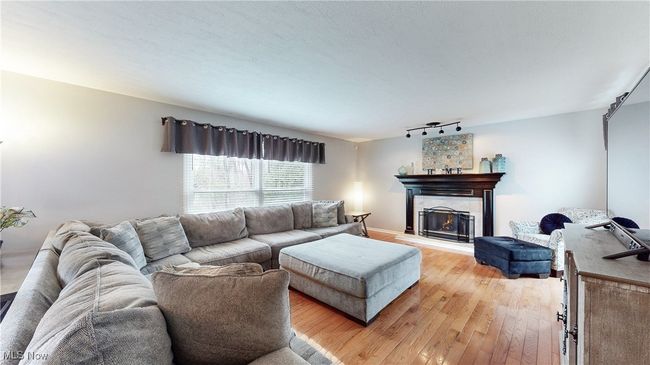 LIVING ROOM WITH HARDWOOD FLOORS AND GAS FIREPLACE. | Image 15