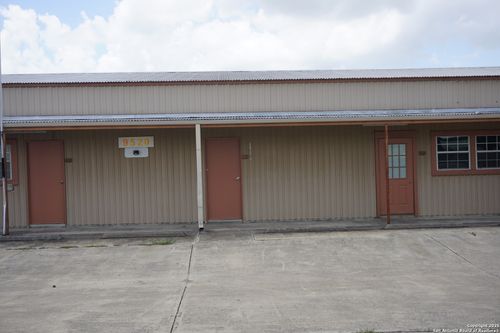 3-9520 Us Hwy 87, San Antonio, TX, 78263 | Card Image