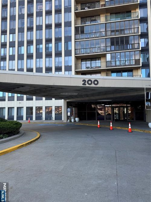 200 Winston Dr, Cliffside Park, NJ, 07010-3235 | Card Image