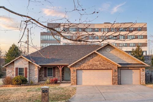 2207 E Lark St, Springfield, MO, 65804-6715 | Card Image