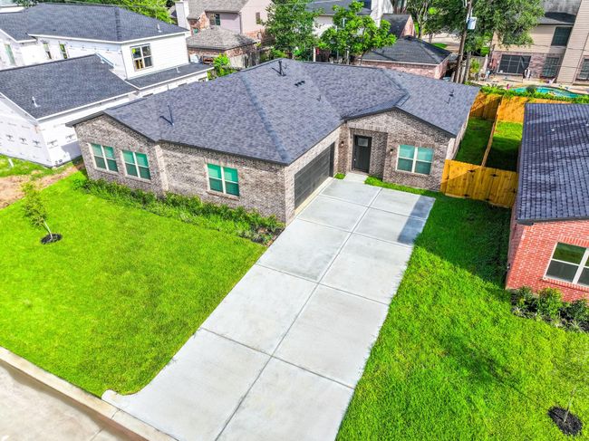 Large lot with defined concrete curbs and driveway | Image 40