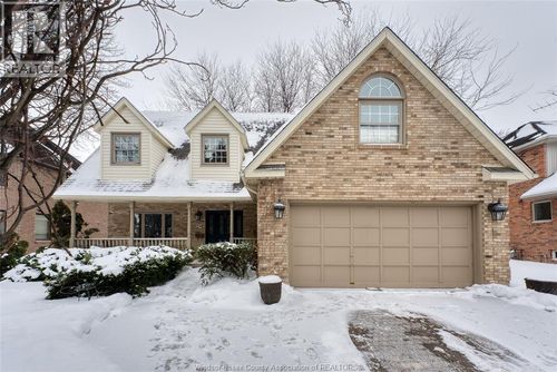 323 Majestic Dr, Tecumseh, ON, N8N4K9 | Card Image