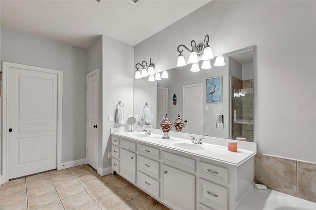 Primary Bathroom | Image 27
