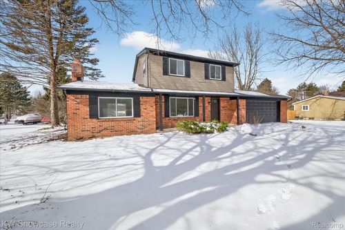 3351 Harvey Lake Rd, Highland, MI, 48356-1727 | Card Image