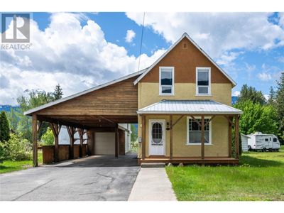 705 8 Th St E, House other with 2 bedrooms, 1 bathrooms and 4 parking in Revelstoke BC | Image 3