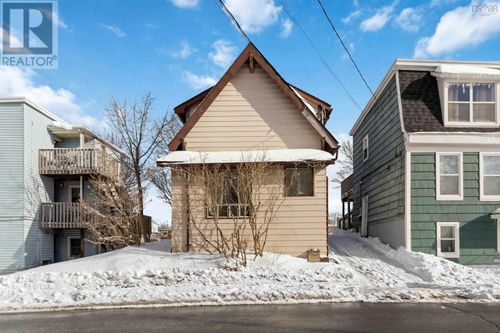 102 King St, Dartmouth, NS, B2Y2S1 | Card Image