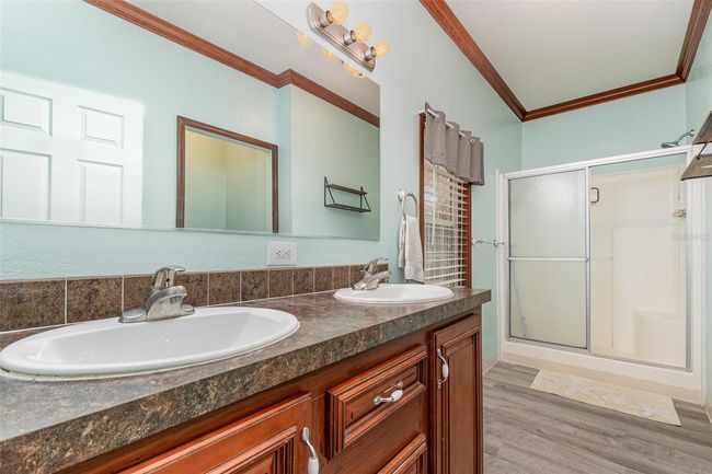 Dbl vanity & fiberglass walk-in shower | Image 12