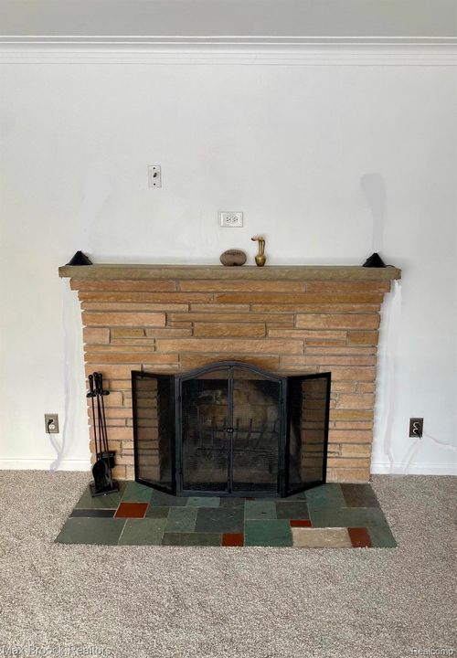 15835 Deerfield Ave, Eastpointe, MI, 48021-4905 | Card Image