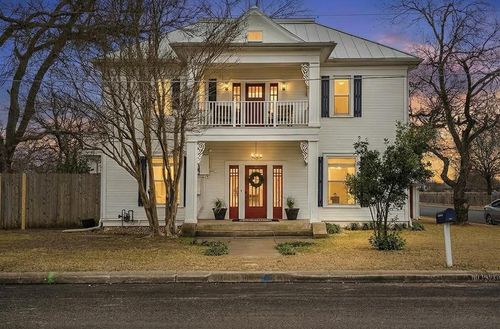 601 Bell St, Fredericksburg, TX, 78624-4701 | Card Image