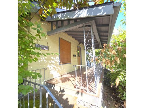 8227 N Woolsey Ave, Portland, OR, 97203-3647 | Card Image