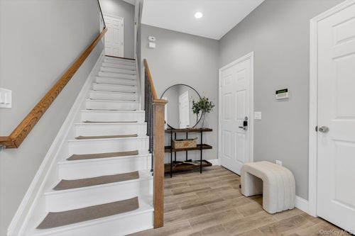 1 Lamplight St, Beacon, NY, 12508-1435 | Card Image