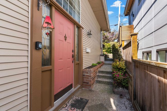 14774 Thrift Avenue, House other with 3 bedrooms, 2 bathrooms and 5 parking in White Rock BC | Image 9