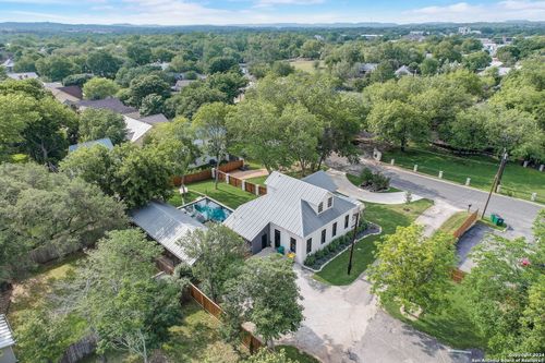 109 W Evergreen St, Boerne, TX, 78006-2605 | Card Image