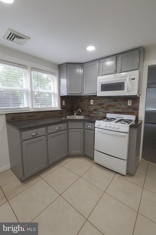 171 Pine Ave, RUNNEMEDE, NJ, 08078-1867 | Card Image