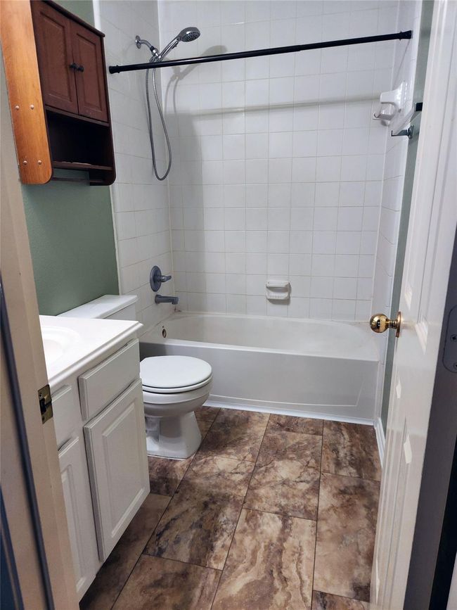 Secondary Bathroom | Image 15