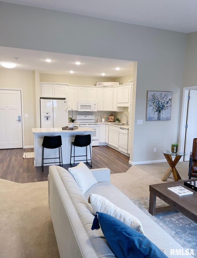APT-310 - 2592 Middle Rd, Condo with 2 bedrooms, 2 bathrooms and null parking in Bettendorf IA | Image 4