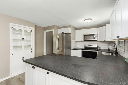 5721 Corunna Ave, Clarkston, MI, 48346-3405 | Card Image