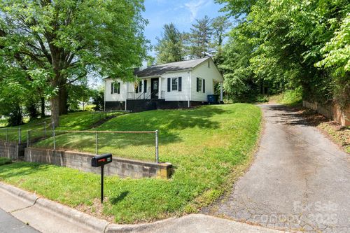 1211 11th St Nw, Hickory, NC, 28601-2211 | Card Image