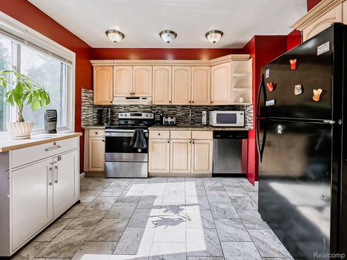900 Surrey Hts, Westland, MI, 48186-3733 | Card Image