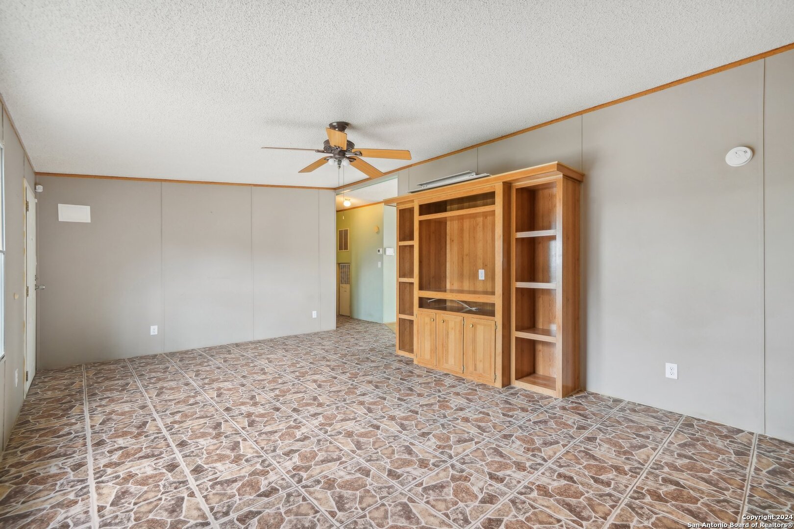 Residential in Lakehills 4