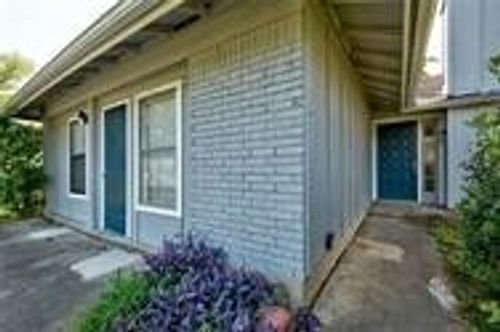 7003 Towering Oaks Dr, Austin, TX, 78745-5220 | Card Image