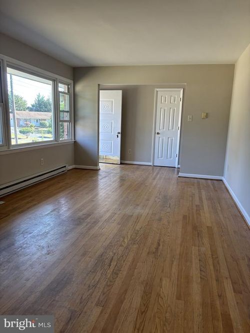 142 Tammy Ln, MARTINSBURG, WV, 25405-5201 | Card Image