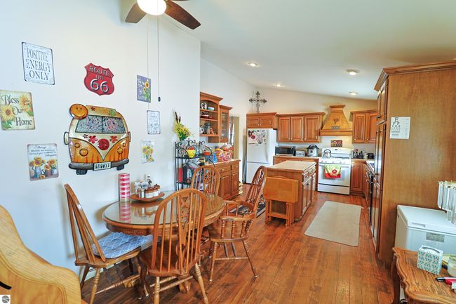 523 Orchard Ave, House other with 3 bedrooms, 2 bathrooms and null parking in Clare MI | Image 4