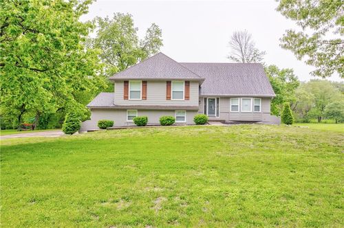 16402 Riggs Rd, Stilwell, KS, 66085-9128 | Card Image