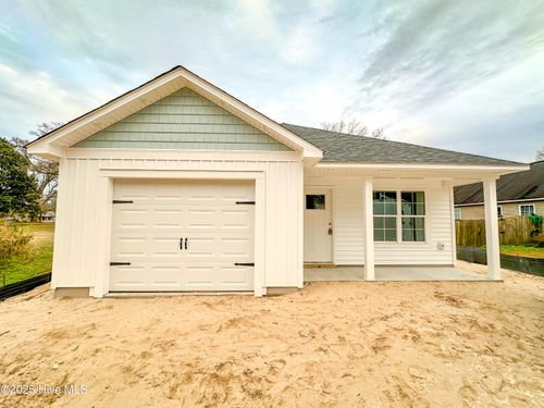 205 Jenkins Ave, Maysville, NC, 28555-8027 | Card Image