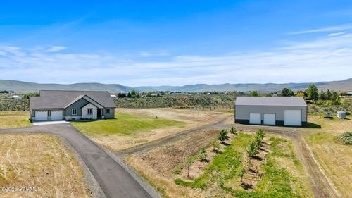 132 Goldfinch Ln, Yakima, WA, 98908-8761 | Card Image